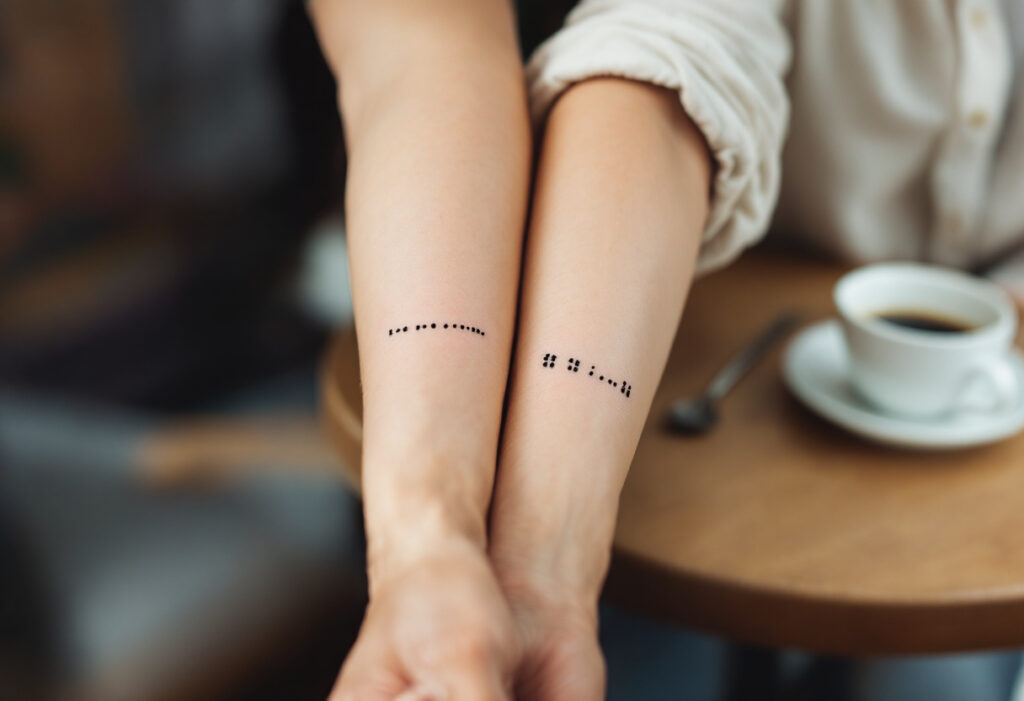 tatuajes de parejas: Tatuaje minimalista de un código morse en el antebrazo